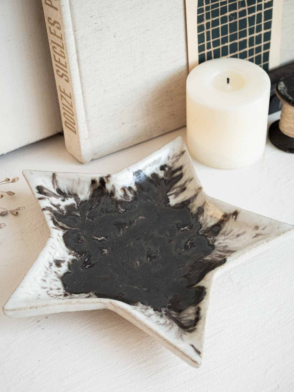 coupelle en céramique blanche et noire en forme d'étoile