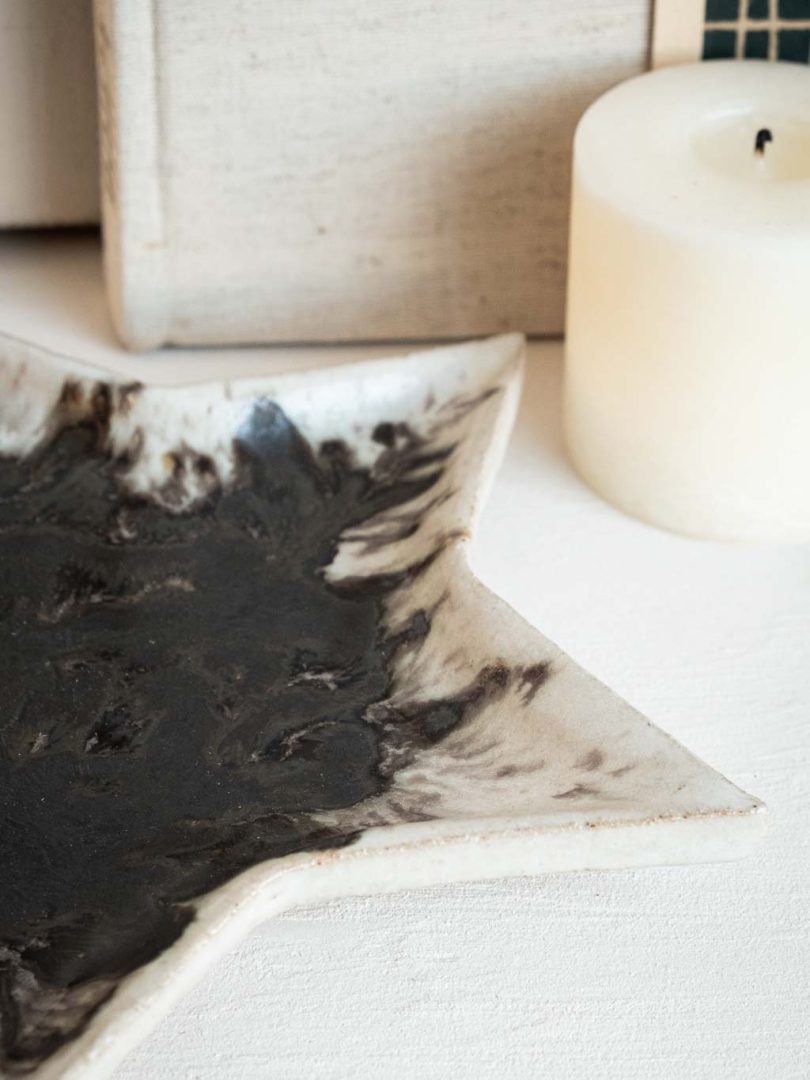 coupelle en céramique blanche et noire en forme d'étoile