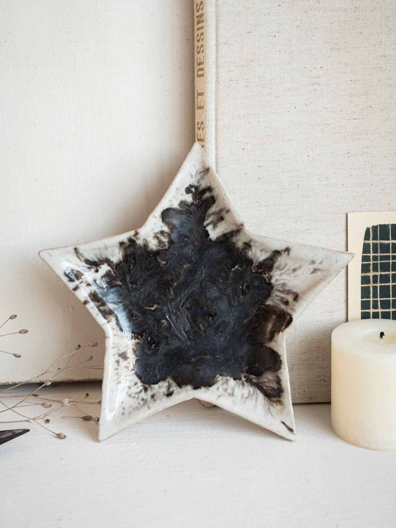 coupelle en céramique blanche et noire en forme d'étoile