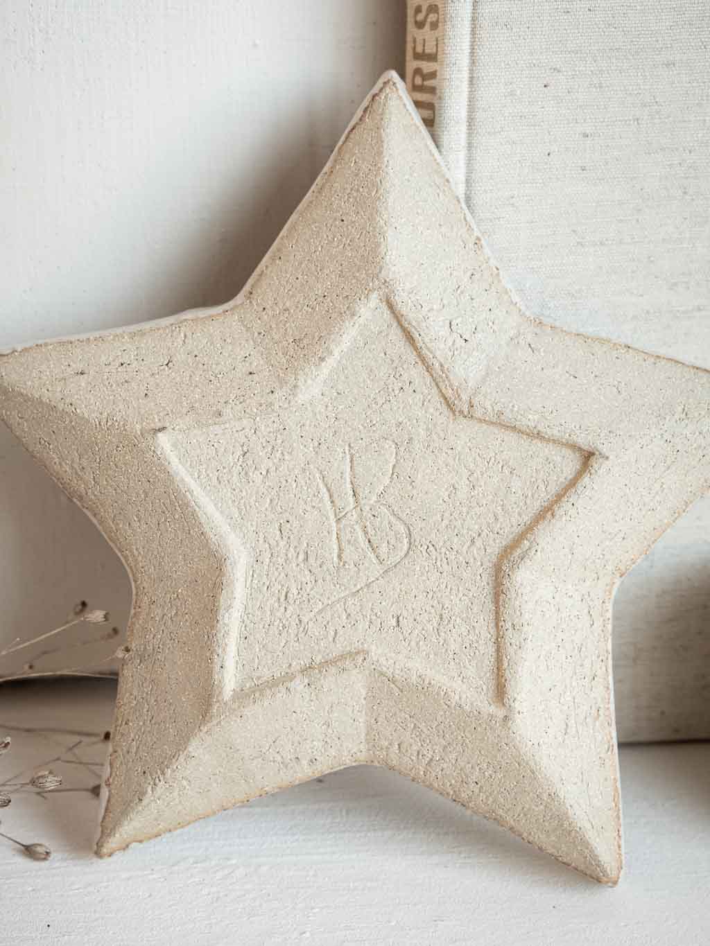 coupelle en céramique blanche et noire en forme d'étoile