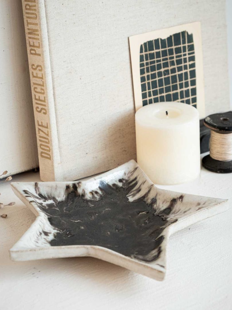 vide-poches en céramique blanche et noire en forme d'étoile