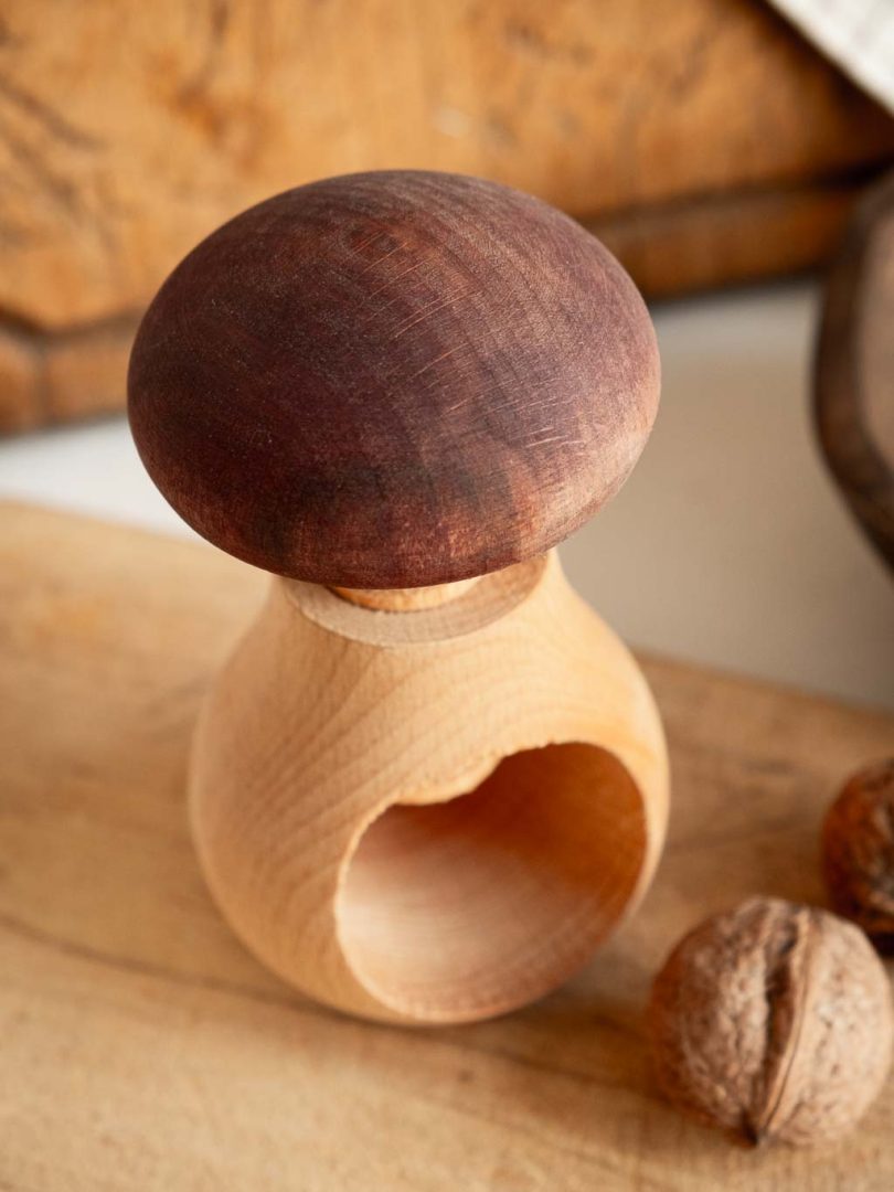 casse noix en bois en forme de champignon