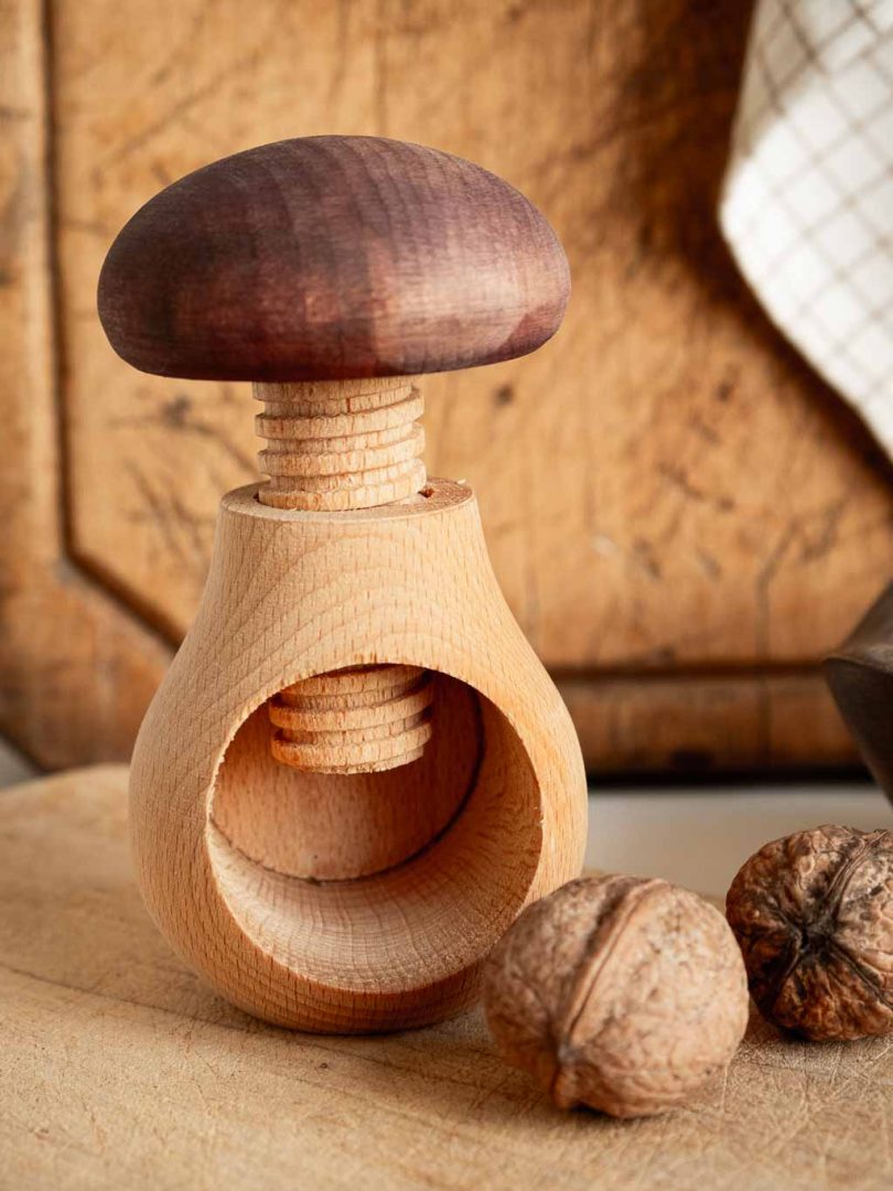 casse noix en bois en forme de champignon