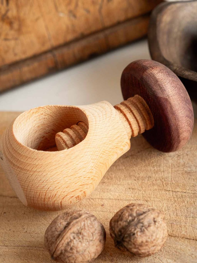 casse noix en bois en forme de champignon
