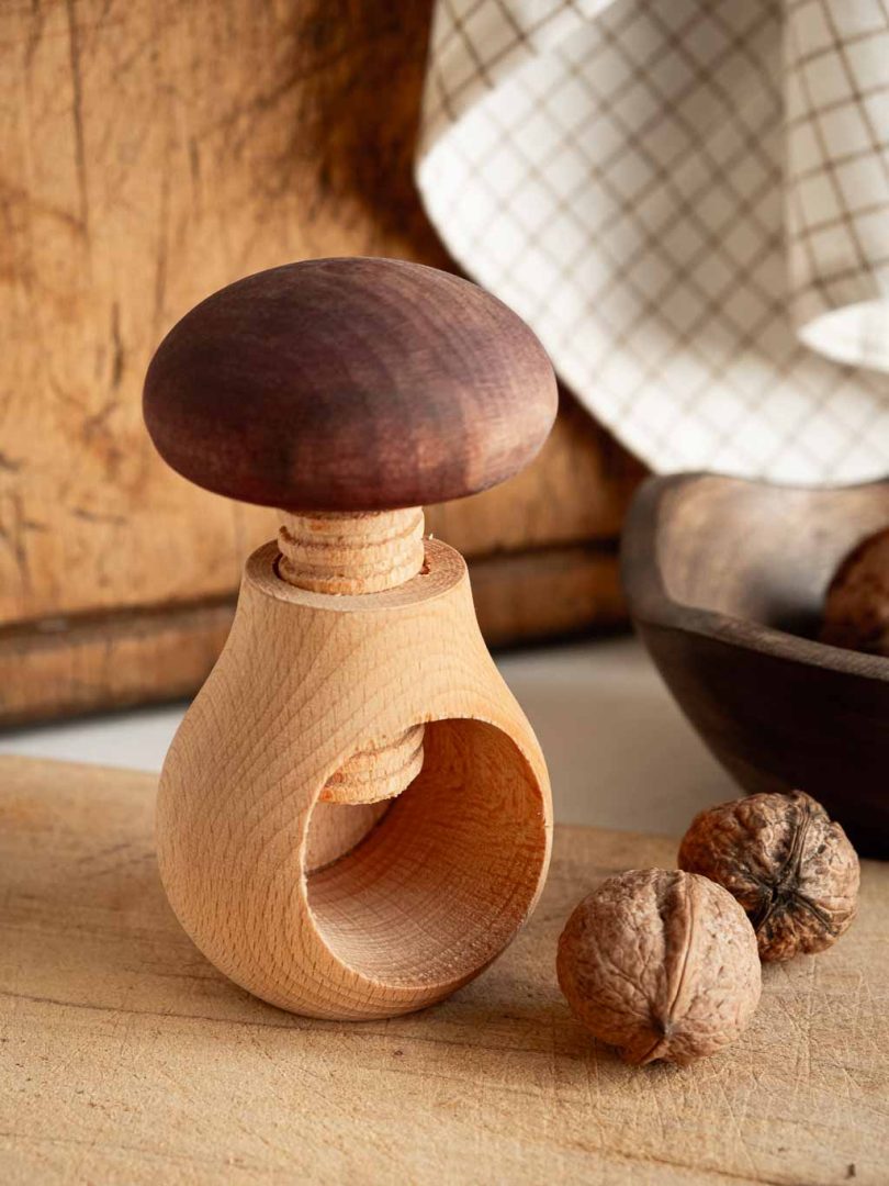 casse noix en bois en forme de champignon