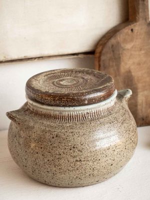 Grand pot ou boite artisanale en grès moucheté signé Denniel