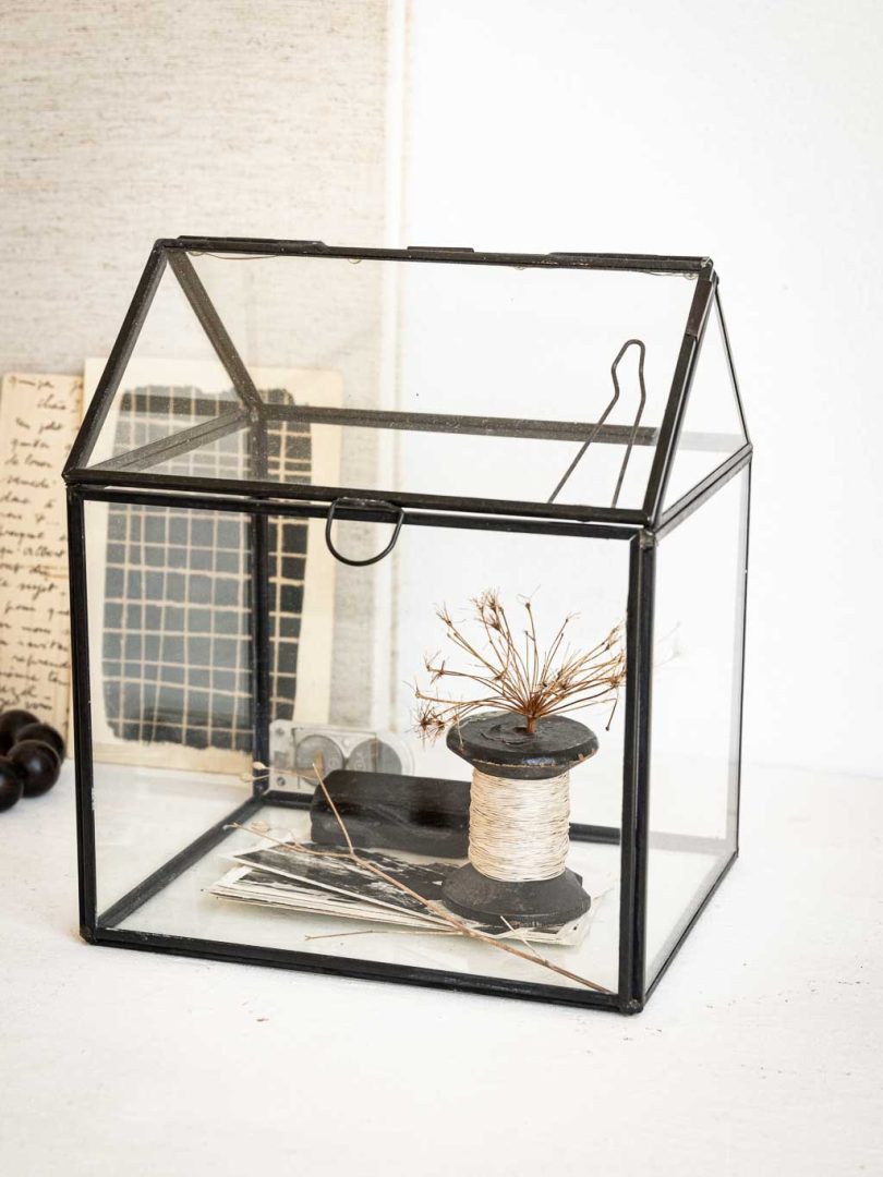 Description : Charmante mini serre d'intérieur en métal et verre. Compacte et élégante, elle s’installe facilement sur une étagère ou un rebord de fenêtre. Parfaite pour accueillir une petite succulente ou des petits cactus. Envie d’un détournement déco ? Transformez-la en petite vitrine pour mettre en valeur un objet, une figurine ou même une guirlande lumineuse pour une touche poétique. Caractéristiques : Dimensions : 17 × 14 × 20 cm de hauteur Leds intégrées État : Bon état