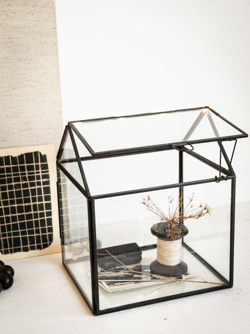 Description : Charmante mini serre d'intérieur en métal et verre. Compacte et élégante, elle s’installe facilement sur une étagère ou un rebord de fenêtre. Parfaite pour accueillir une petite succulente ou des petits cactus. Envie d’un détournement déco ? Transformez-la en petite vitrine pour mettre en valeur un objet, une figurine ou même une guirlande lumineuse pour une touche poétique. Caractéristiques : Dimensions : 17 × 14 × 20 cm de hauteur Leds intégrées État : Bon état