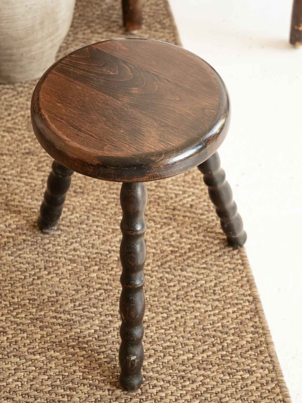 tabouret tripode ancien en bois avec pied boules