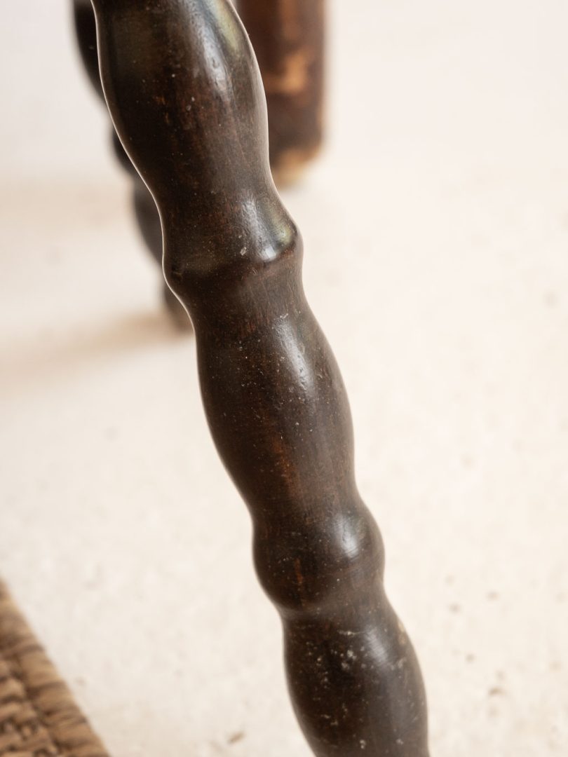 tabouret tripode ancien en bois avec pied boules