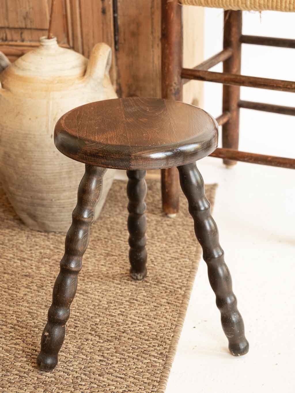 tabouret tripode ancien en bois avec pied boules