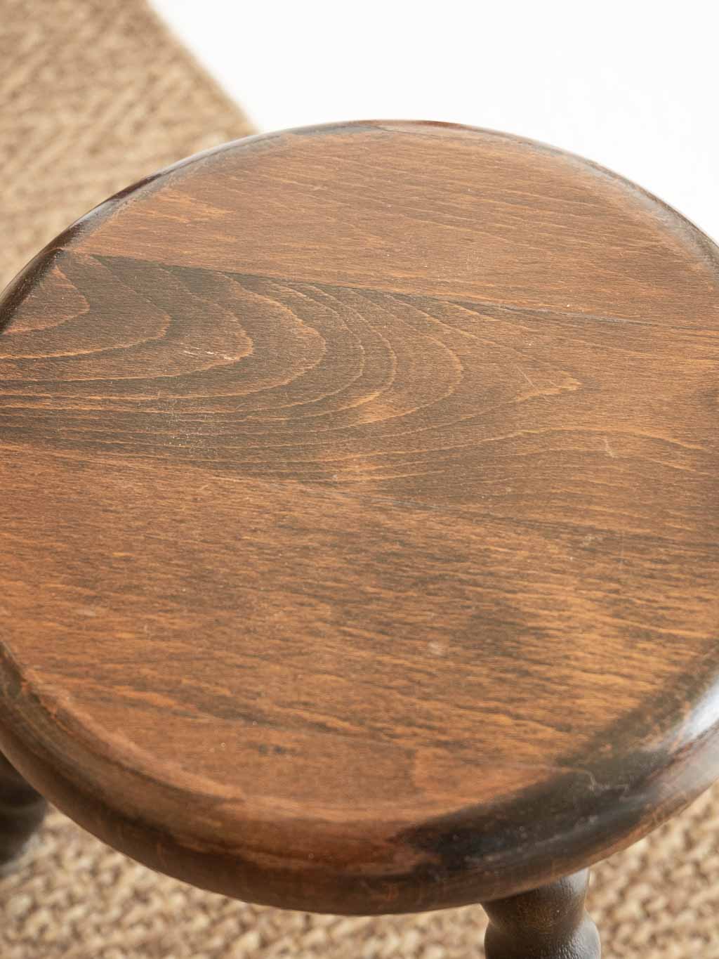 tabouret tripode ancien en bois avec pied boules