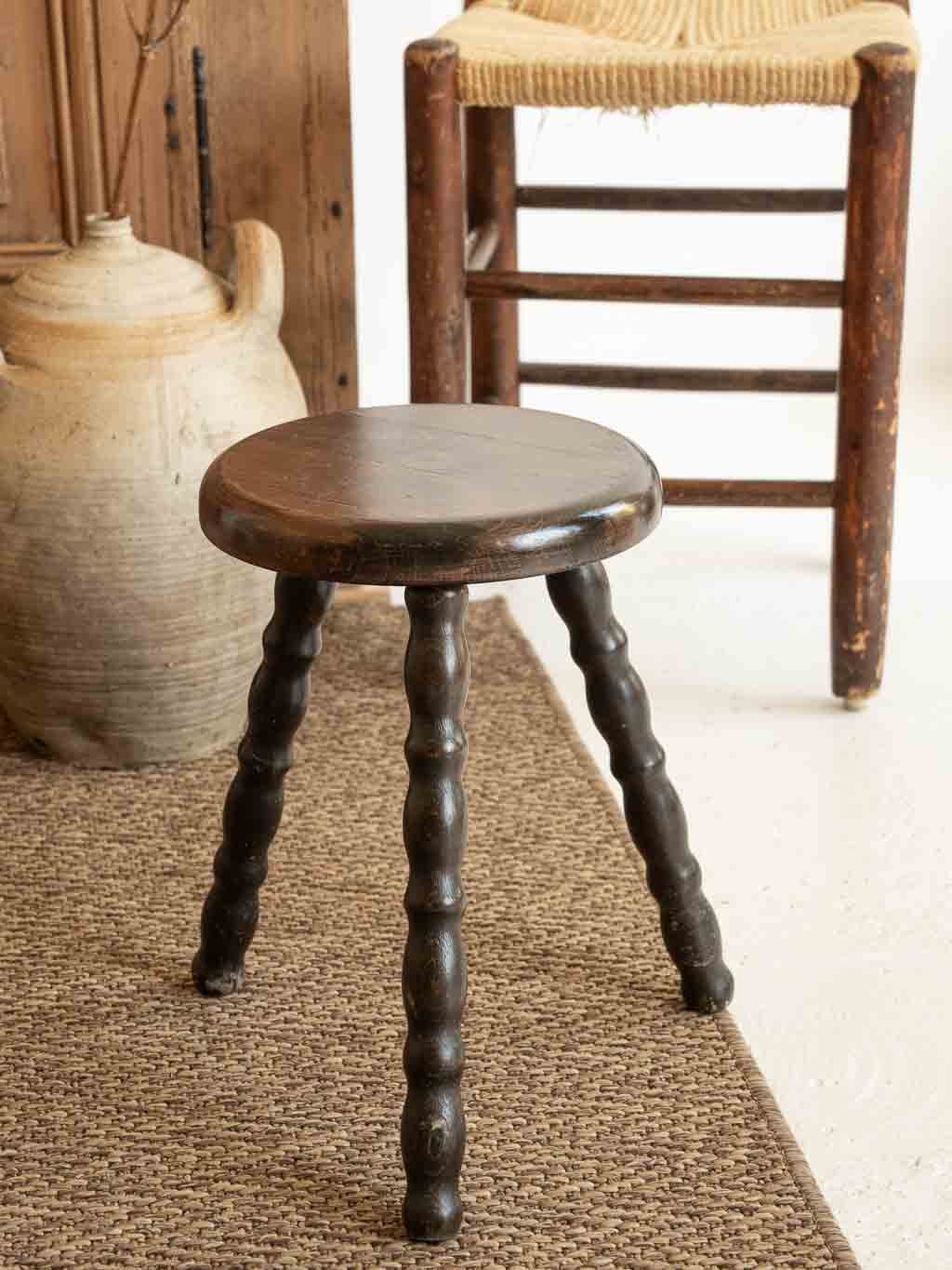 tabouret tripode ancien en bois avec pied boules