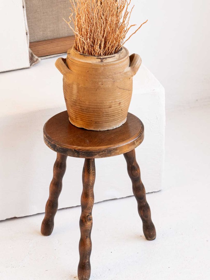 Tabouret tripode en bois avec pied boule, ancien tabouret de traite en support de plante