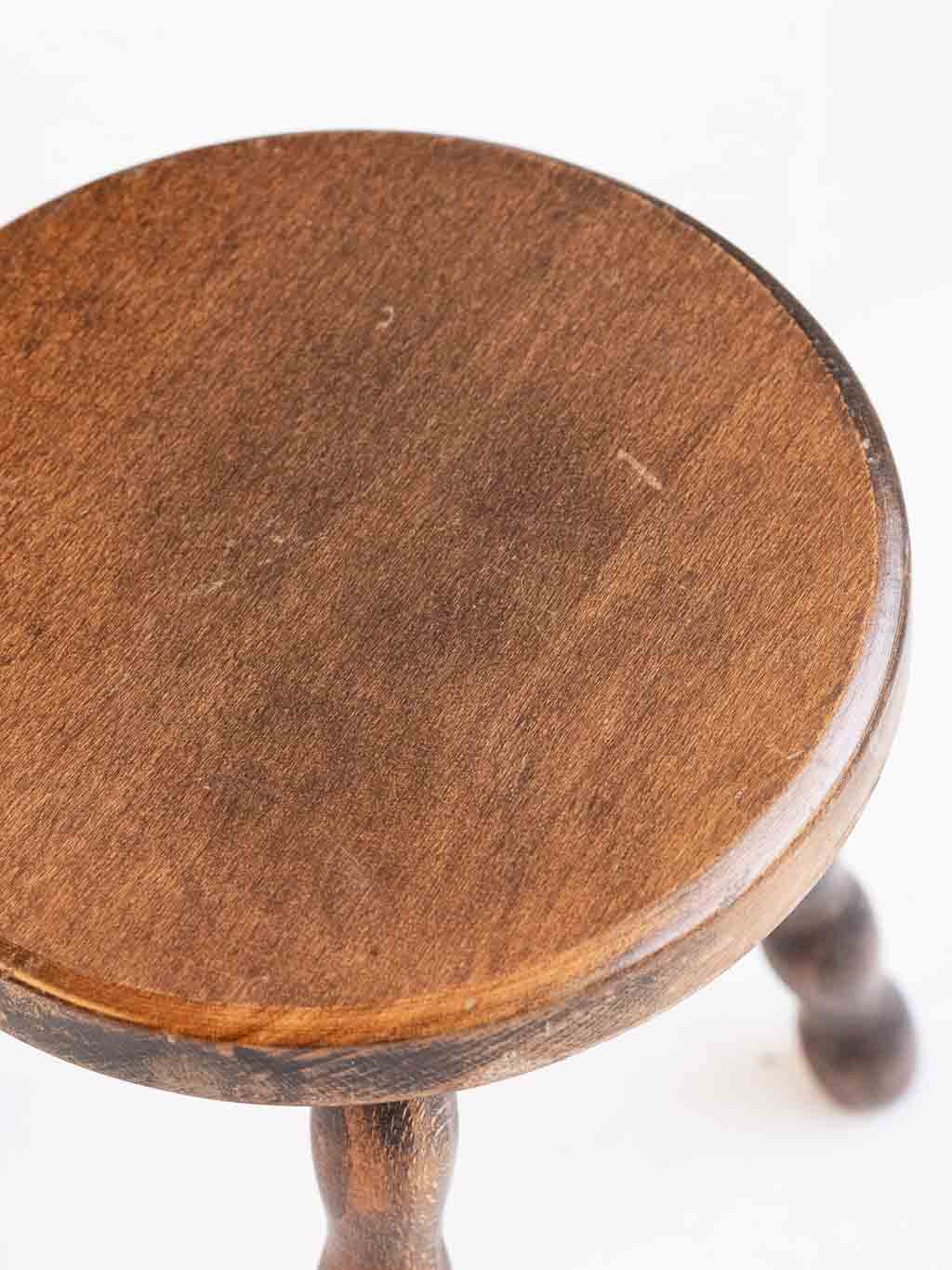Tabouret tripode en bois avec pied boule, ancien tabouret de traite en support de plante