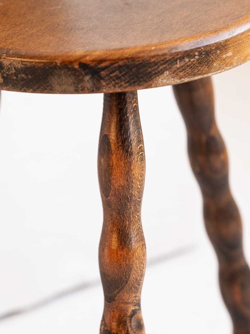 Tabouret tripode en bois avec pied boule, ancien tabouret de traite en support de plante