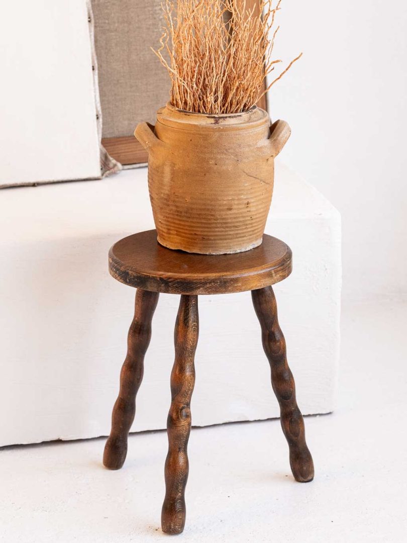 Tabouret tripode en bois avec pied boule, ancien tabouret de traite en support de plante