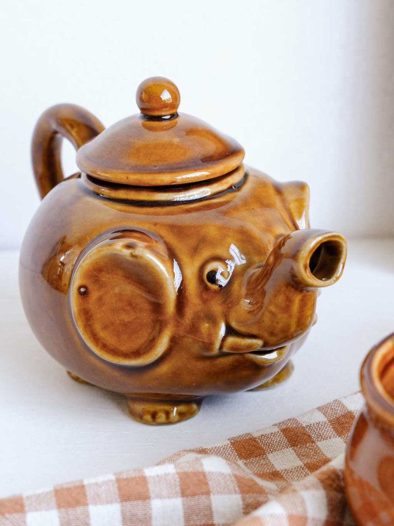 Théière éléphant et ses deux tasses vintage couleur camel