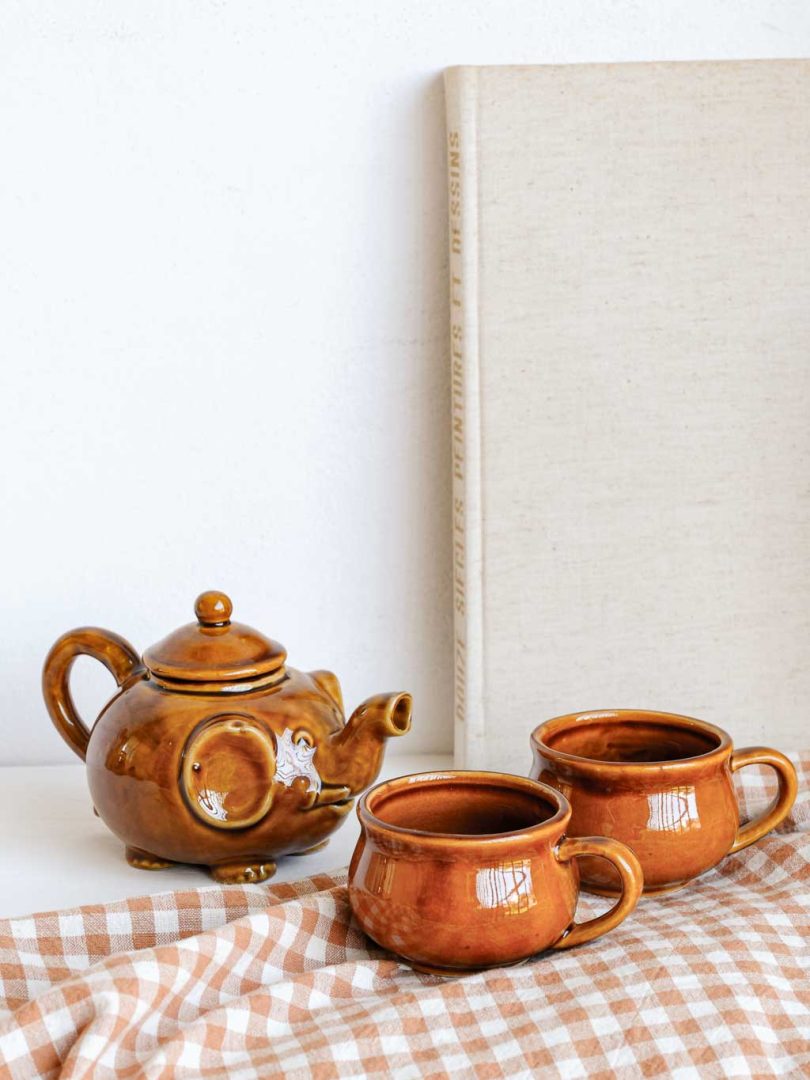 Théière éléphant et ses deux tasses vintage couleur camel