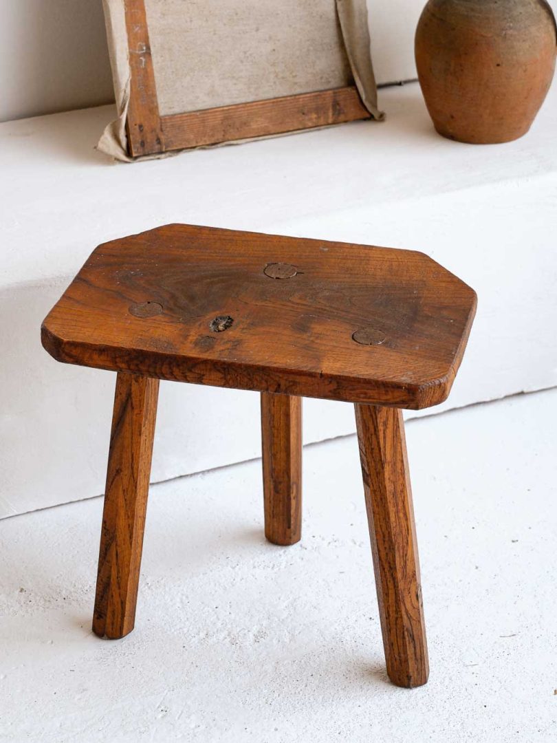 tabouret tripode brutaliste en bois massif