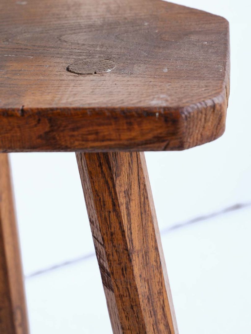 tabouret tripode brutaliste en bois massif