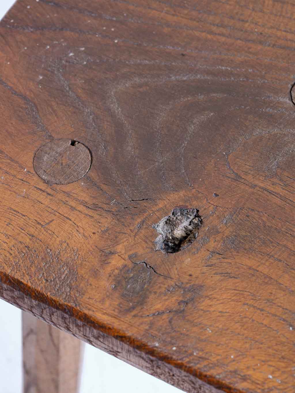 tabouret tripode brutaliste en bois massif