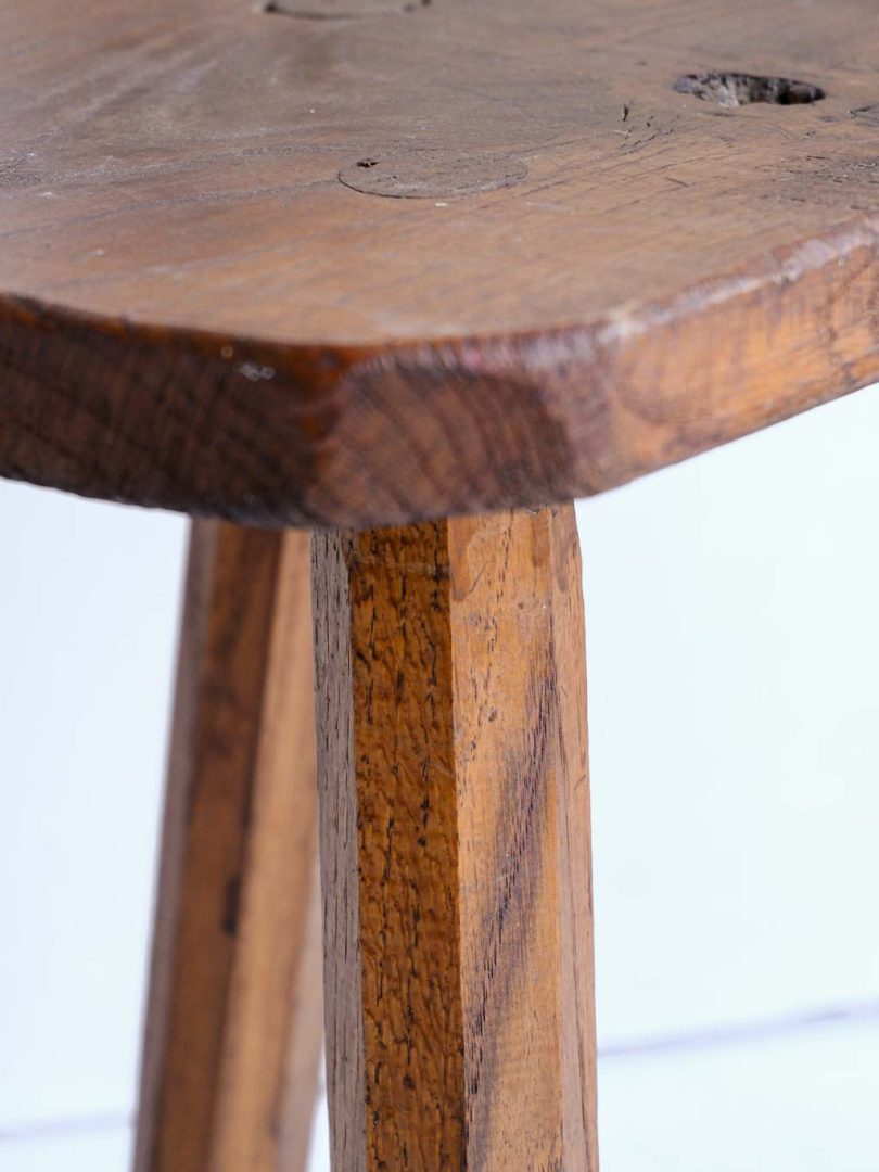 tabouret tripode brutaliste en bois massif