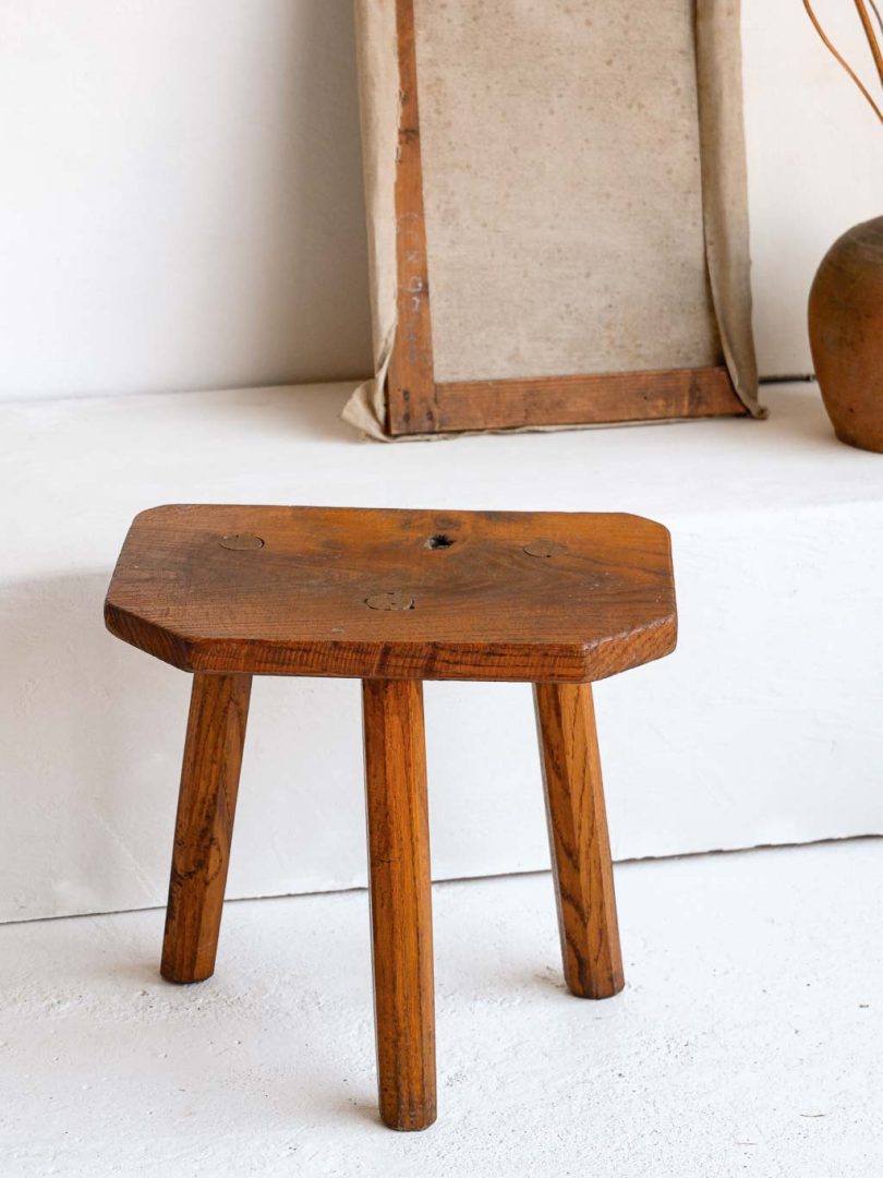 tabouret tripode brutaliste en bois massif