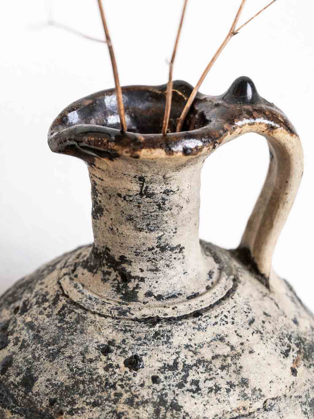 Jarre ancienne en grès noir brut