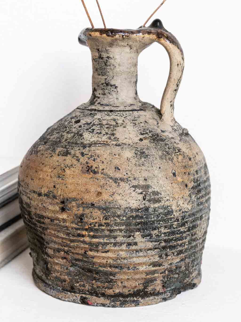 Jarre ancienne en grès noir brut