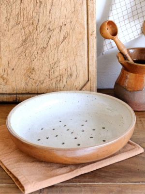 assiette égouttoir en grès beige et marron