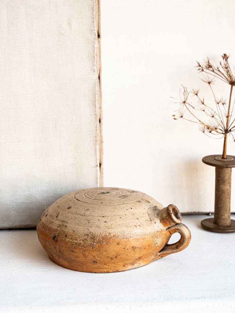 gourde plate chaufferette en grès terre cuite beige ocre