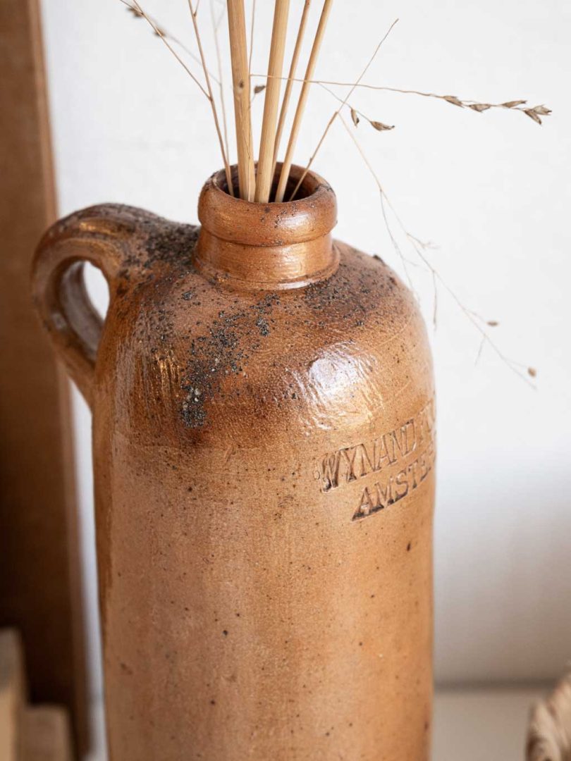 bouteille ancienne en grès marron avec anse