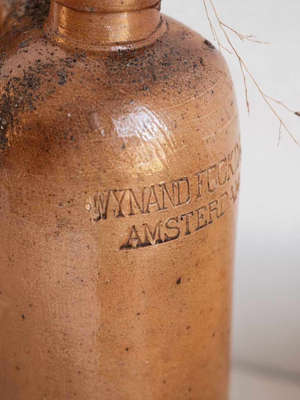 bouteille ancienne en grès marron avec anse