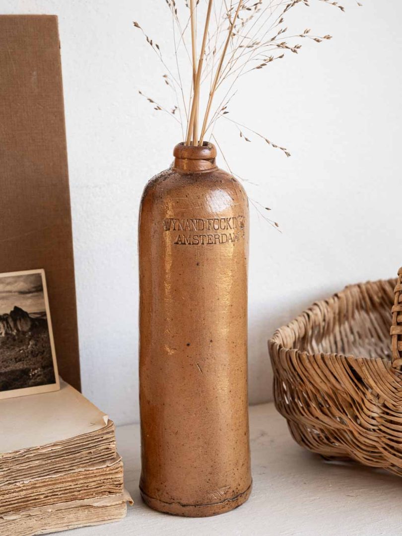 bouteille ancienne en grès marron avec anse