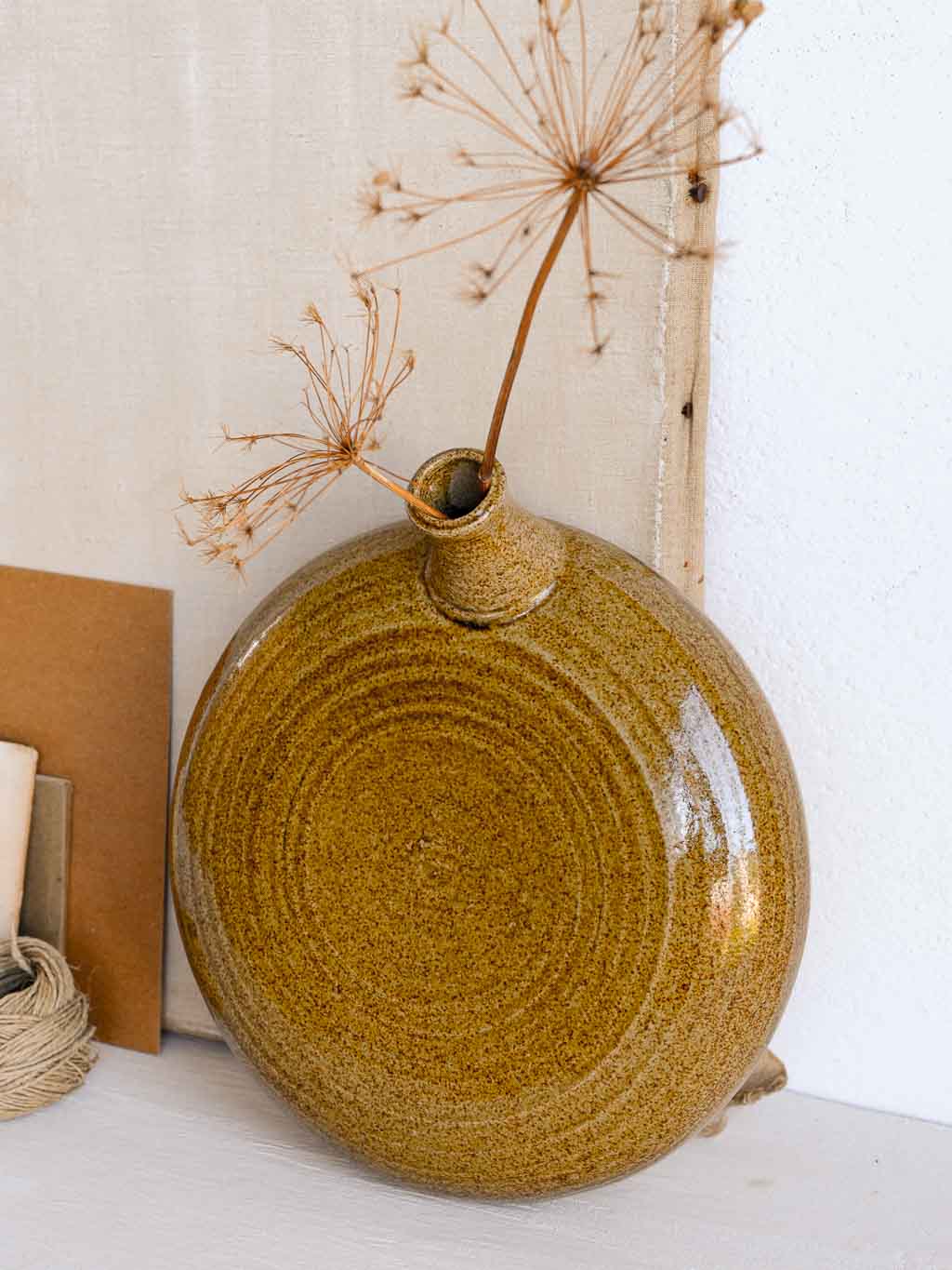 gourde plate bouillotte en céramique ocre