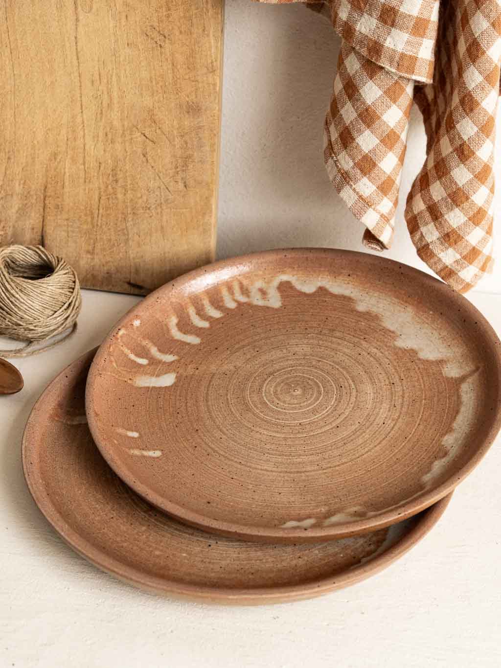 Lot de deux assiettes en grès