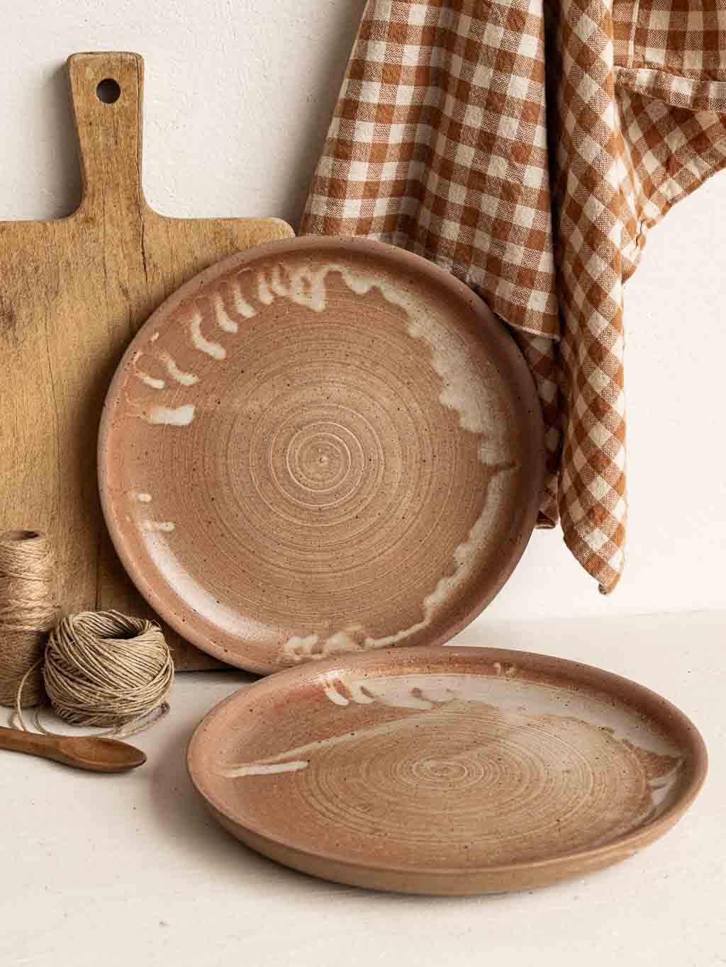 Lot de deux assiettes en grès
