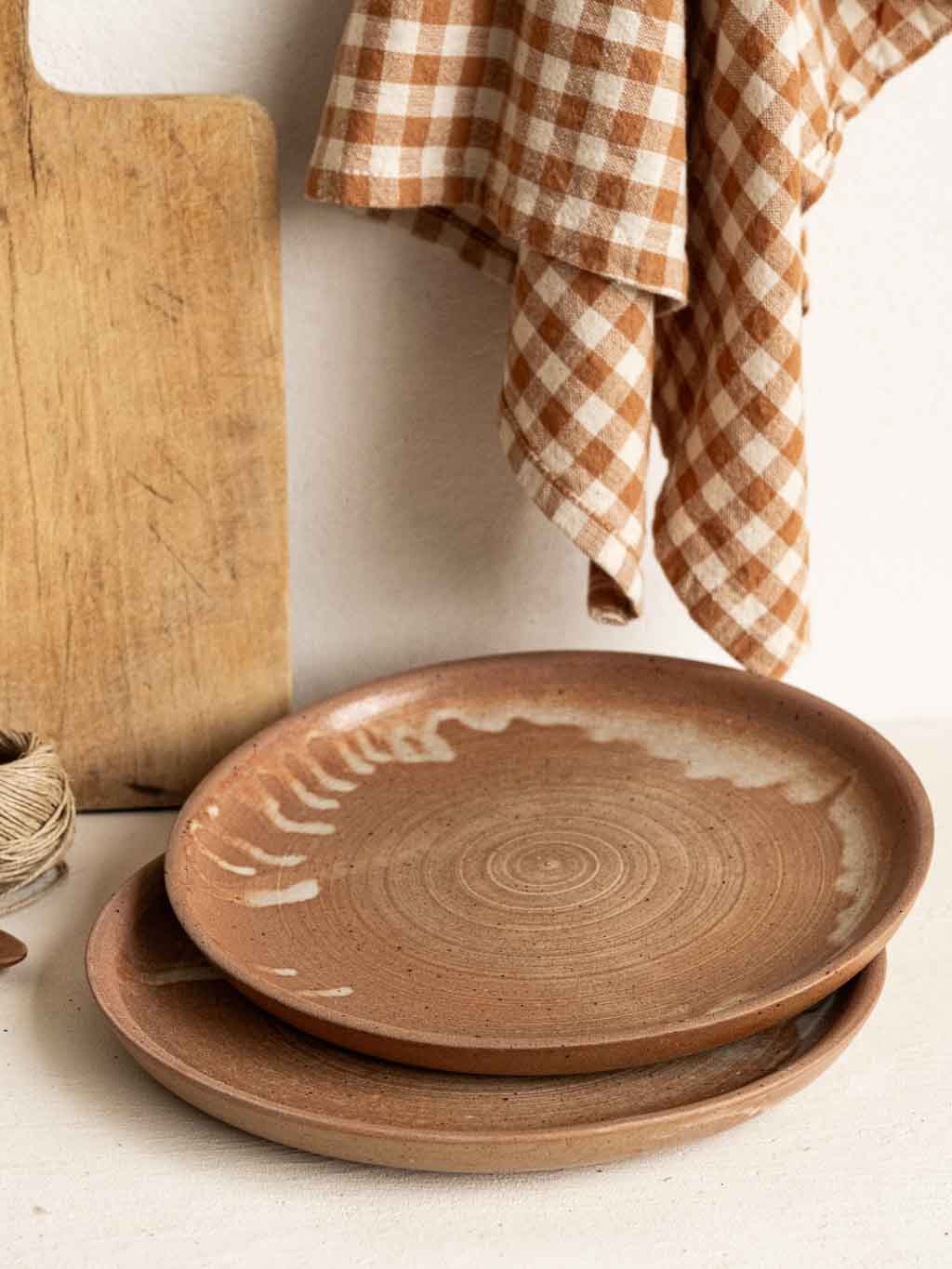 Lot de deux assiettes en grès