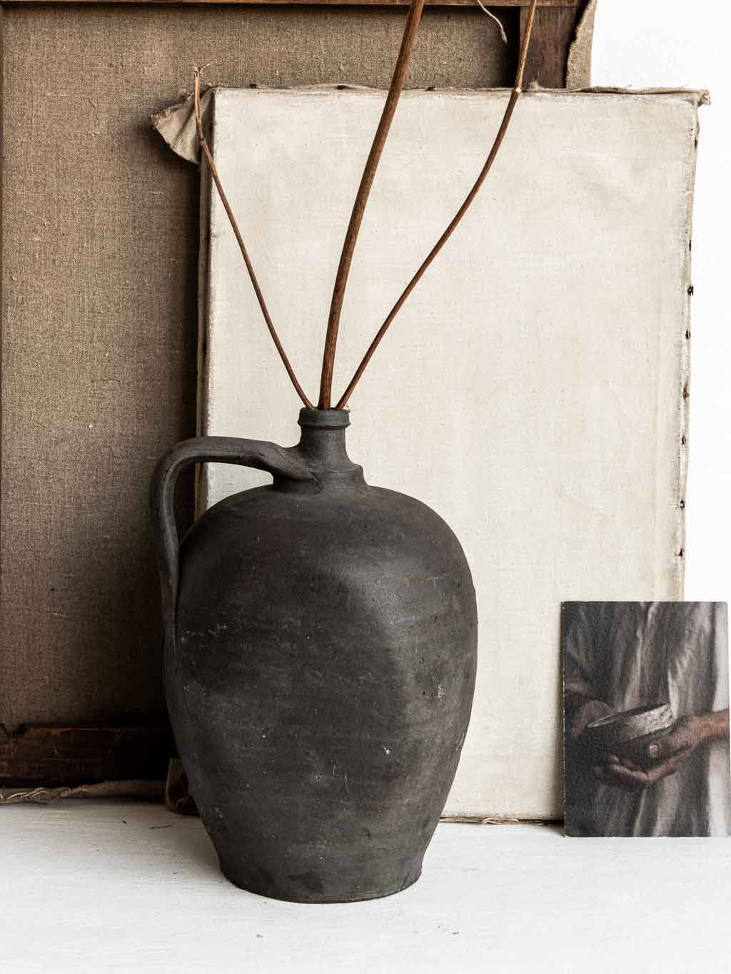 ancienne jarre en grès noir esprit wabi-sabi