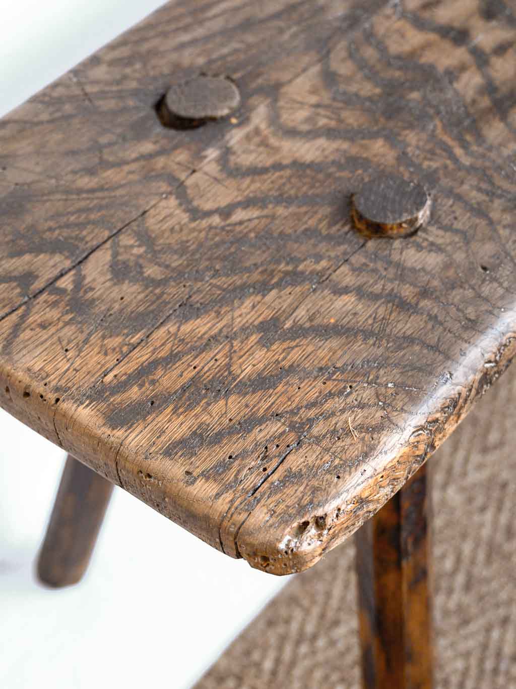 banc ancien rustique brutaliste en chêne massif