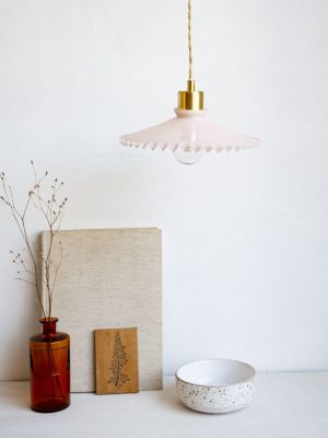 suspension collerette opaline dentelée rose et doré