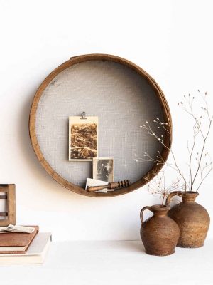 Tamis rond ancien en bois et métal détourné en décoration étagère murale