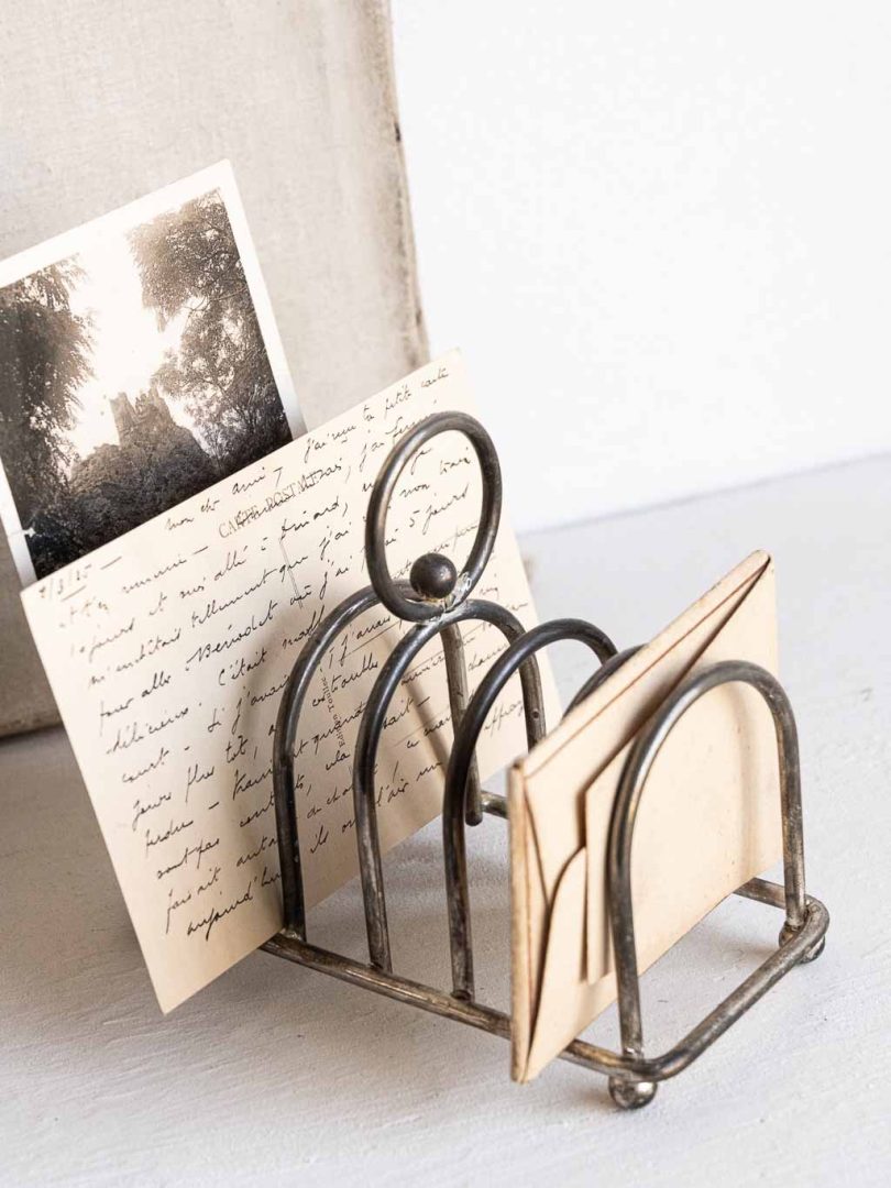 porte toast vintage en métal détourné en porte carte postales