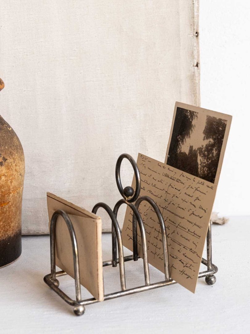 porte toast vintage en métal détourné en porte carte postales