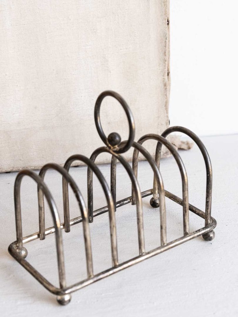 porte toast vintage en métal détourné en porte carte postales