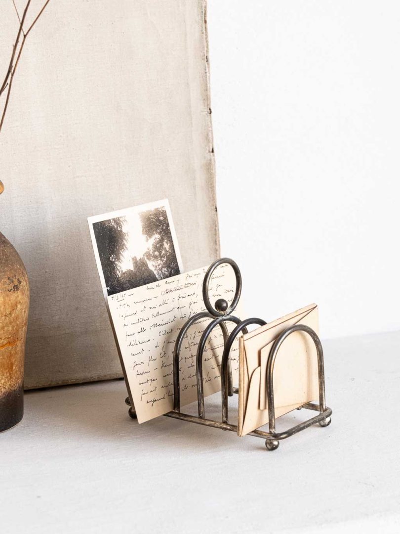 porte toast vintage en métal détourné en porte carte postales