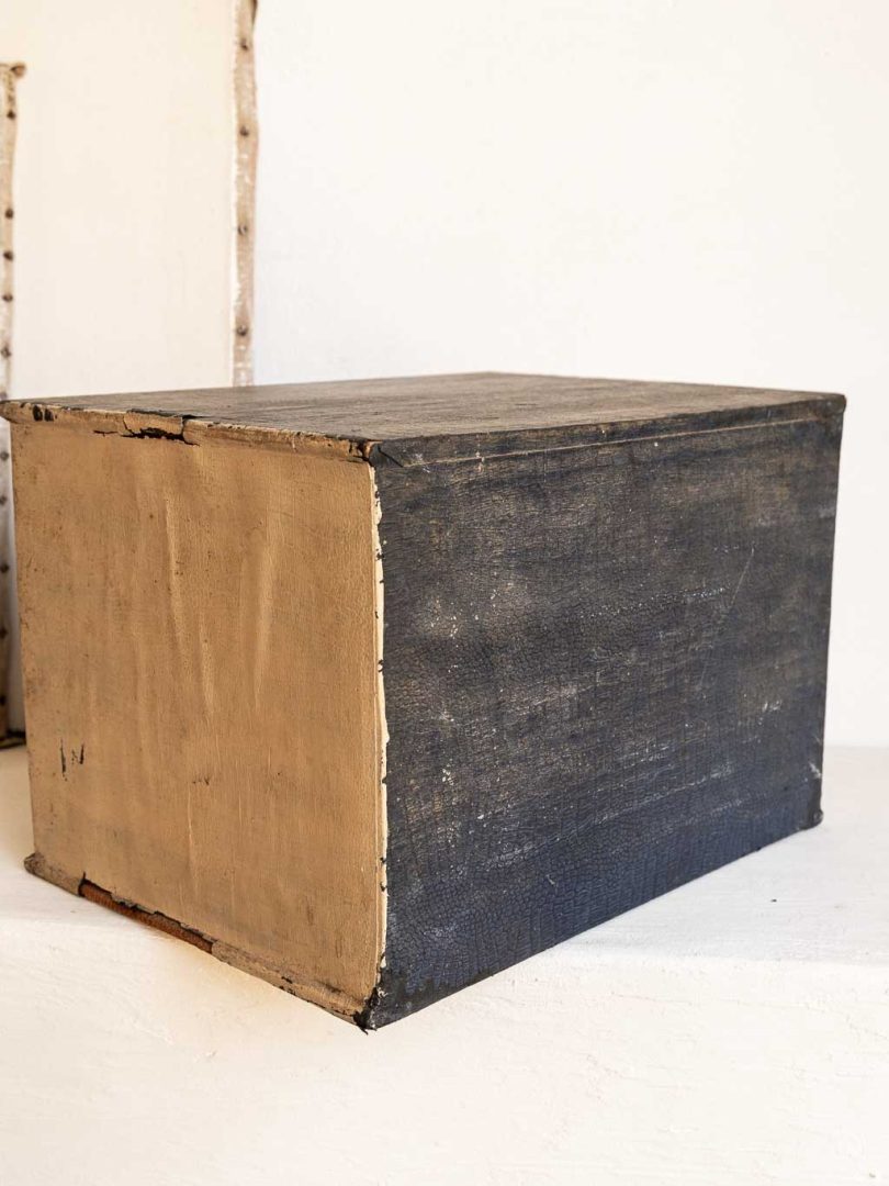 ancien petit meuble d'atelier mercerie avec tablettes et tiroir