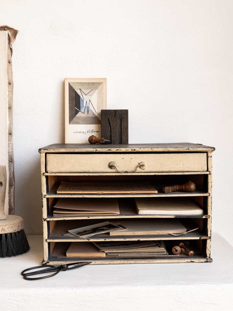 ancien petit meuble d'atelier mercerie avec tablettes et tiroir