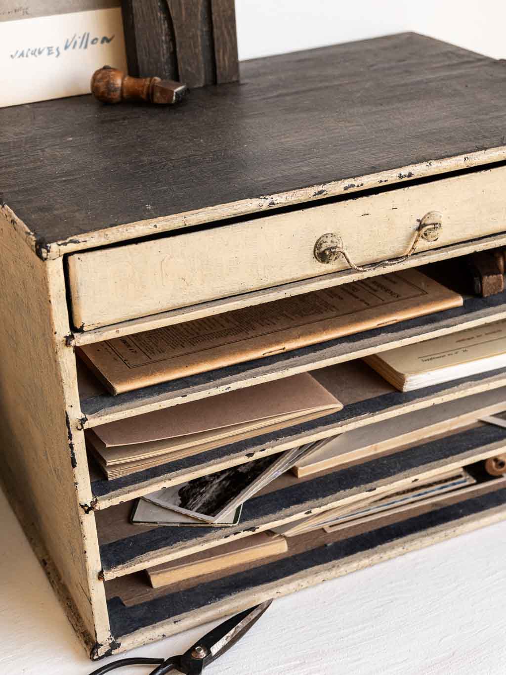 ancien petit meuble d'atelier mercerie avec tablettes et tiroir